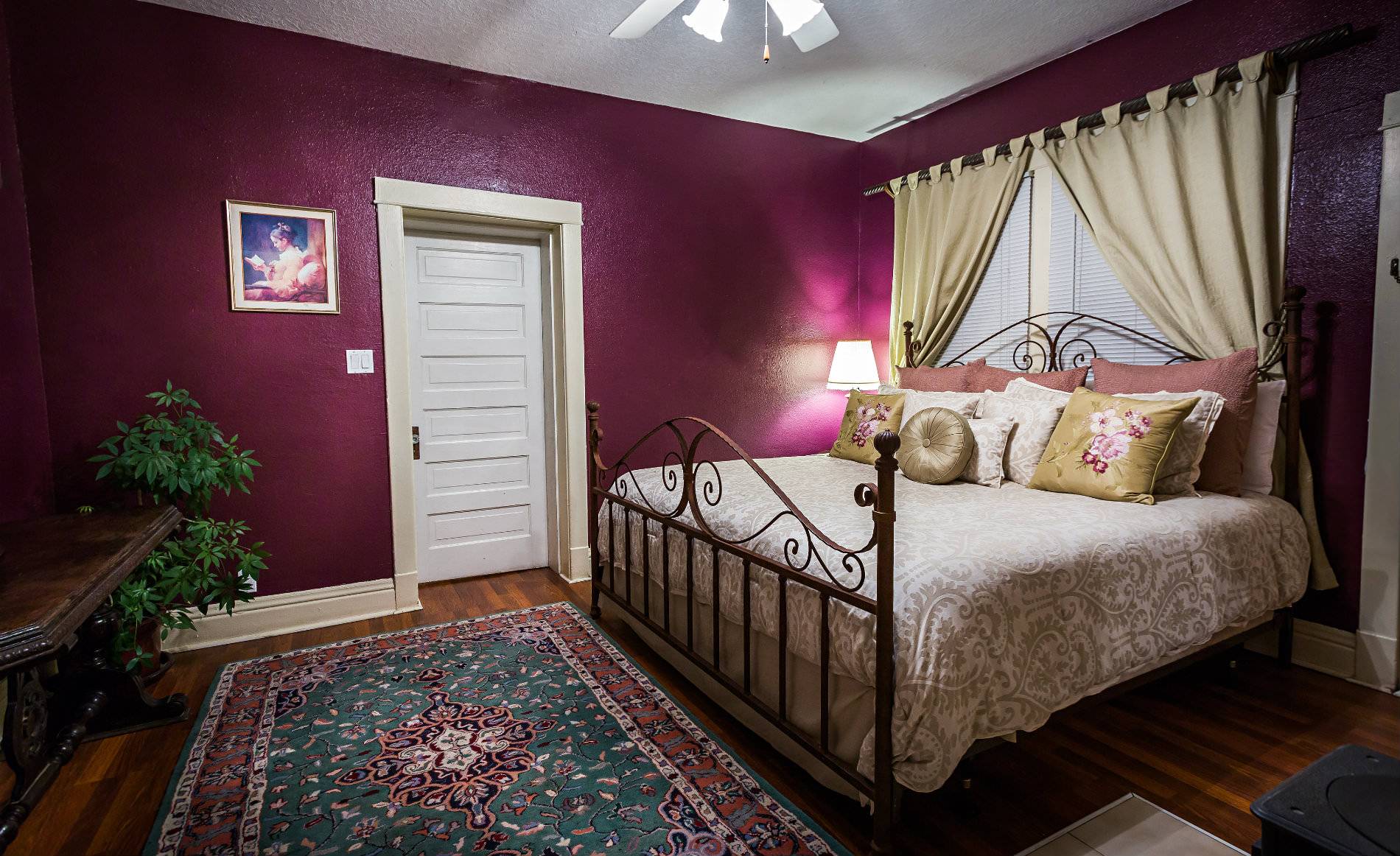 Picture of a red bedroom.